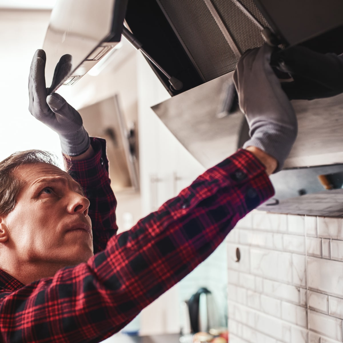 Foto de Técnico revisando estado de nevera Foto de Técnico revisando estado de Frigorífico Bru