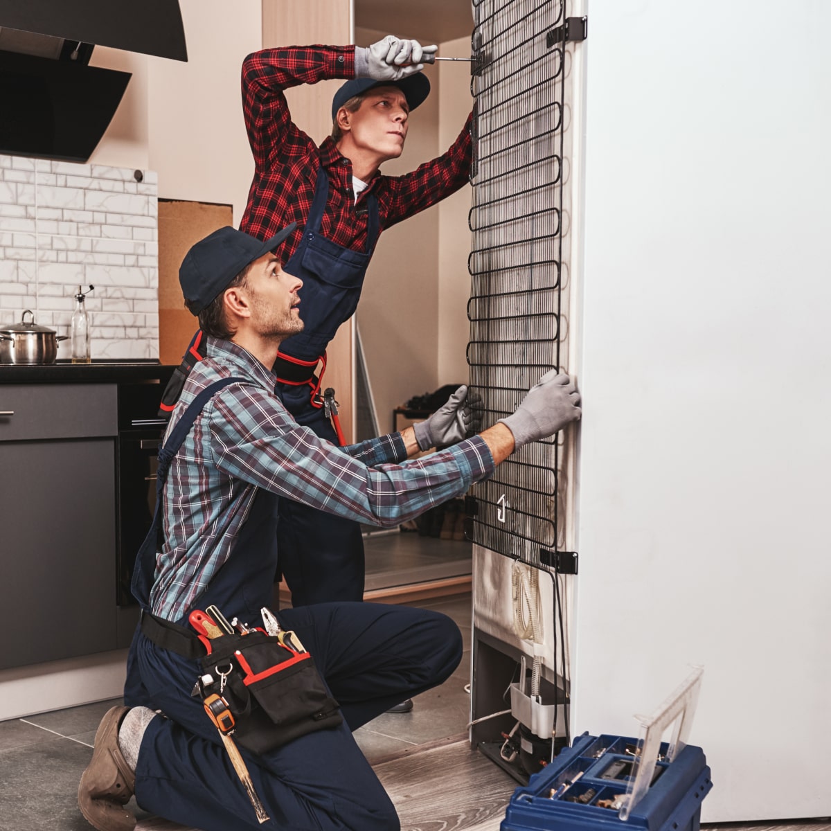 Foto de Técnico instalando horno Técnico instalando Horno Bru